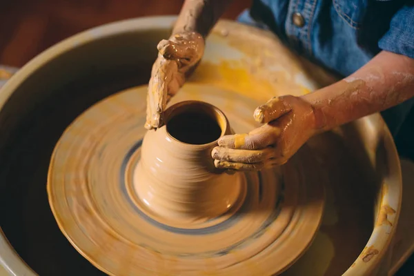 Taller de cerámica. Una niña hace un jarrón de barro. Modelado de arcilla — Foto de Stock