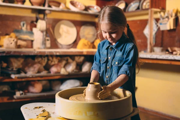 Taller de cerámica. Una niña hace un jarrón de barro. Modelado de arcilla — Foto de Stock