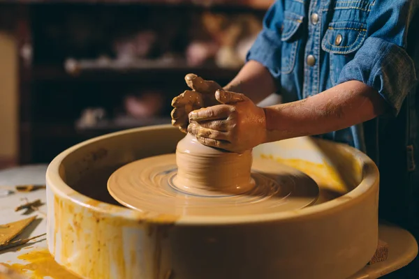 Töpferei. Ein kleines Mädchen stellt eine Vase aus Ton her. Tonmodellierung — Stockfoto