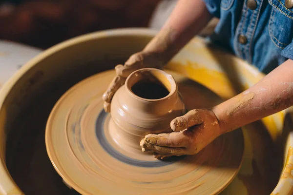 Töpferei. Ein kleines Mädchen stellt eine Vase aus Ton her. Tonmodellierung — Stockfoto