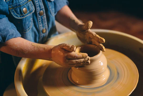 Töpferei. Ein kleines Mädchen stellt eine Vase aus Ton her. Tonmodellierung — Stockfoto