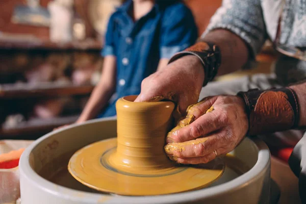 Pottery workshop. Grandpa teaches granddaughter pottery. Clay modeling — Stock Photo, Image