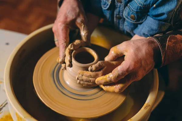 Pottery workshop. Grandpa teaches granddaughter pottery. Clay modeling — Stock Photo, Image