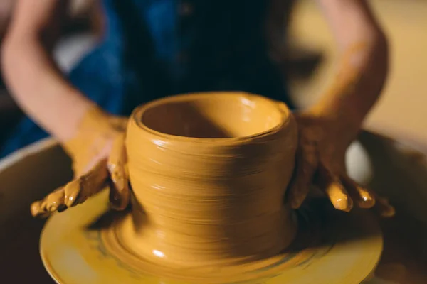 Oficina de cerâmica. Uma menina faz um vaso de barro. Modelagem de argila — Fotografia de Stock