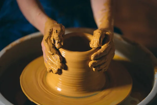 Laboratorio di ceramica. Una bambina fa un vaso di argilla. Modellazione argilla — Foto Stock