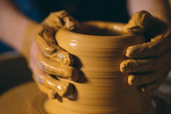 陶器作坊一个小女孩用粘土做了一个花瓶.粘土模型 — 图库照片