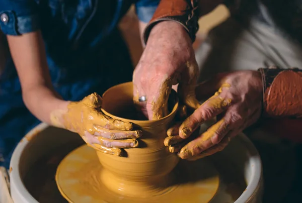 Pottery workshop. Grandpa teaches granddaughter pottery. Clay modeling — Stock Photo, Image