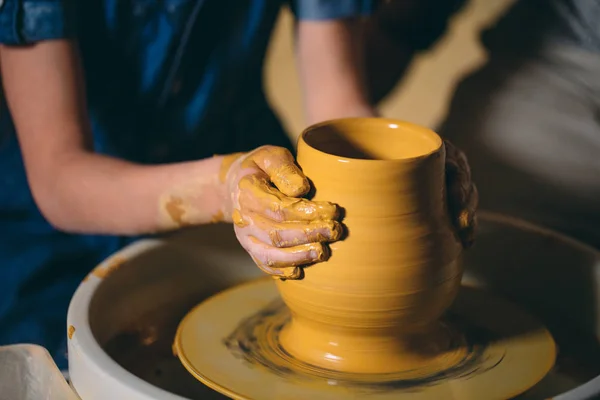 Taller de cerámica. Una niña hace un jarrón de barro. Modelado de arcilla — Foto de Stock