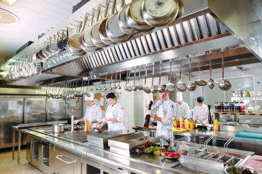 Modern mutfak. Aşçılar restoranın ya da otelin mutfağındaki ocakta yemek hazırlarlar. Mutfaktaki yangın..