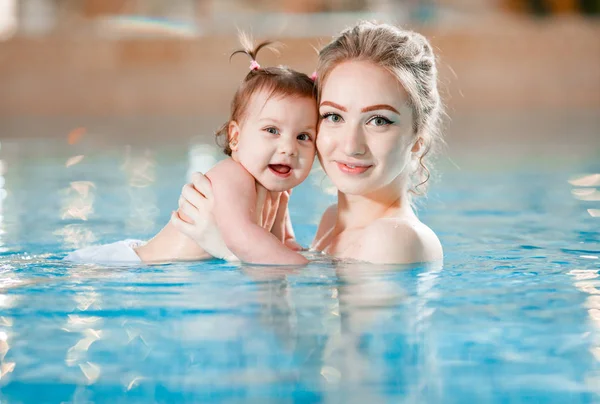 Mutter und Baby schwimmen im Pool. — Stockfoto