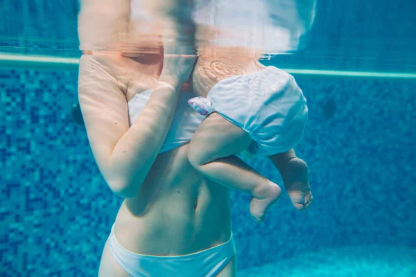 Maman et bébé nagent dans la piscine. — Photo