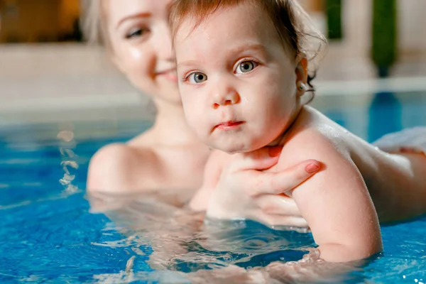 Mutter und Baby schwimmen im Pool. — Stockfoto