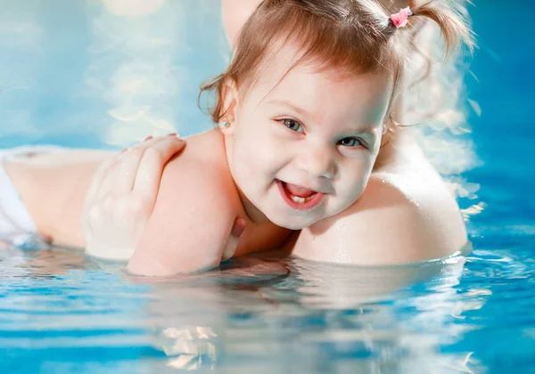 Mutter und Baby schwimmen im Pool. — Stockfoto