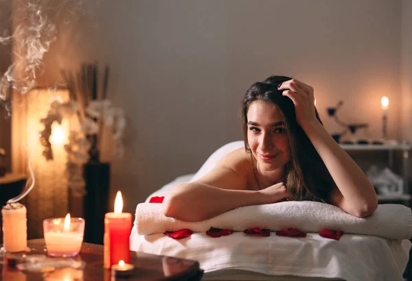 Spa, masaje. Una joven guapa morena está esperando un masaje. —  Fotos de Stock