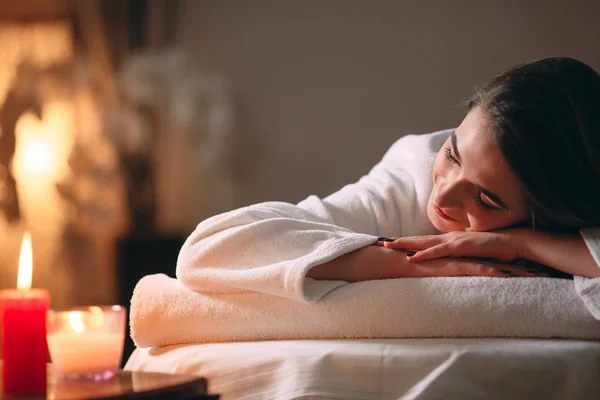 Spa, massage. A young dark-haired beautiful girl is waiting for a massage. — Stock Photo, Image