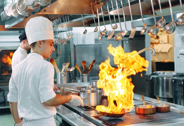 Cocina moderna. Los cocineros preparan comidas en la estufa en la cocina del restaurante u hotel. El fuego en la cocina. —  Fotos de Stock