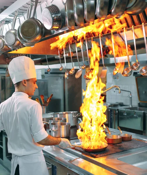 Nowoczesna kuchnia. Kucharze przygotowują posiłki na piecu w kuchni restauracji lub hotelu. Pożar w kuchni.. — Zdjęcie stockowe