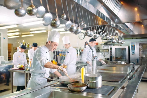 Modernt kök. Kockarna lagar mat i restaurangens kök. — Stockfoto