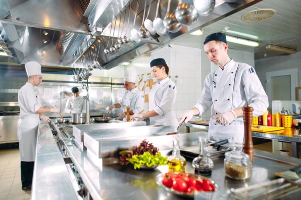 Dapur modern. Masakan menyiapkan makanan di atas kompor di dapur restoran atau hotel. Kebakaran di dapur. — Stok Foto