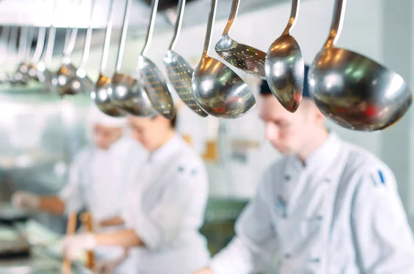 Moderne Küche. Köche bereiten die Mahlzeiten auf dem Herd in der Küche des Restaurants oder Hotels zu. Das Feuer in der Küche. — Stockfoto