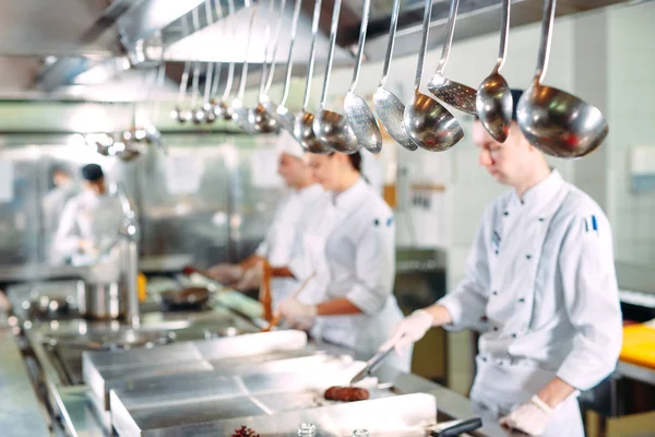 Modern kitchen. Cooks prepare meals on the stove in the kitchen of the restaurant or hotel. The fire in the kitchen. — Stock Photo, Image