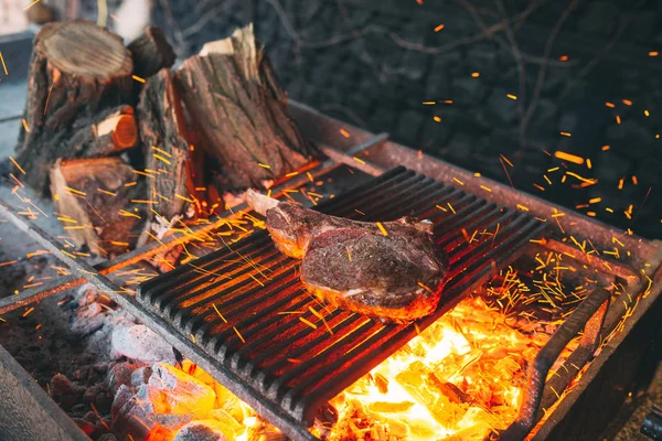 El bistec de res se cocina en llamas. Barbacoa de costilla de res . — Foto de Stock
