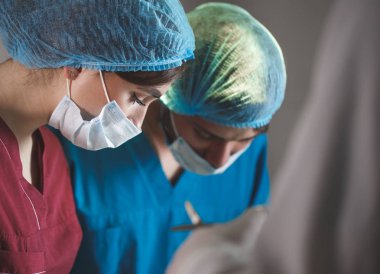 İş yerindeki cerrahların portresi, üniformayla ameliyat..
