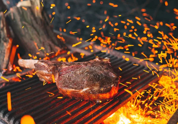 El bistec de res se cocina en llamas. Barbacoa de costilla de res . —  Fotos de Stock