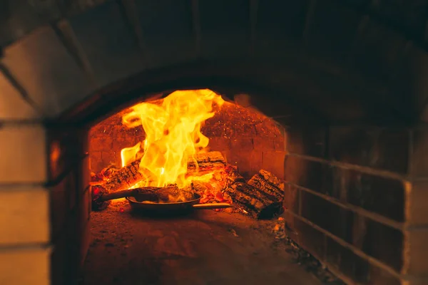 Close up cozinhar Bife em um forno de pedra . — Fotografia de Stock