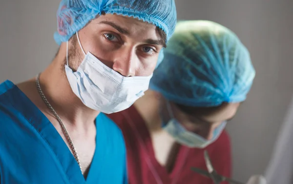 手術中の外科医の肖像、均一な操作、カメラを見て. — ストック写真