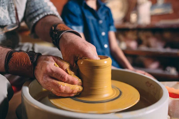 Taller de cerámica. El abuelo enseña cerámica a su nieta. Modelado de arcilla — Foto de Stock