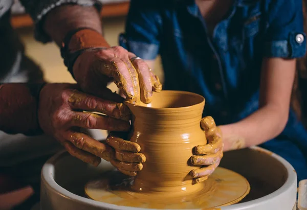 Pottery workshop. Grandpa teaches granddaughter pottery. Clay modeling — Stock Photo, Image