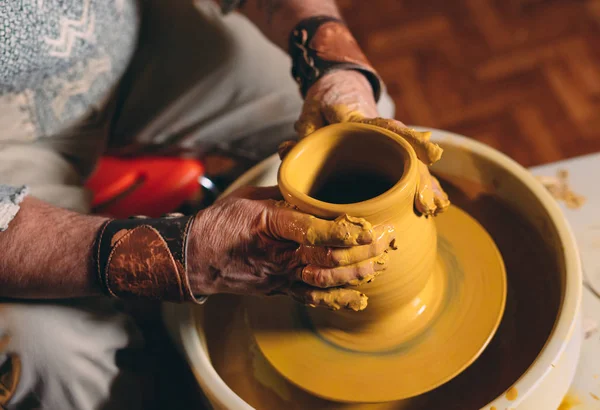 Taller de cerámica. Un hombre mayor hace un jarrón de barro. Modelado de arcilla — Foto de Stock
