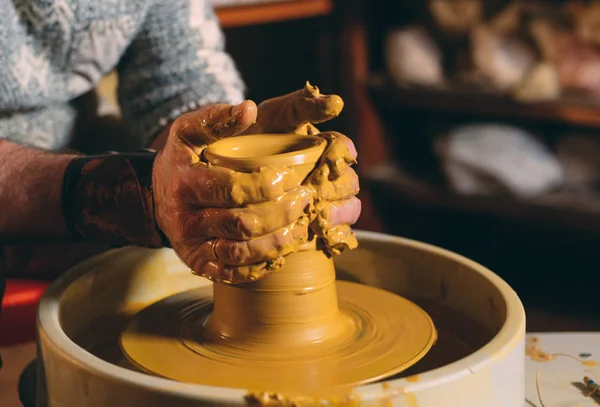 Taller de cerámica. Un hombre mayor hace un jarrón de barro. Modelado de arcilla — Foto de Stock