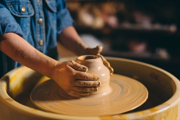 Atelier de poterie. Une petite fille fait un vase d'argile. Modélisation de l'argile — Photo