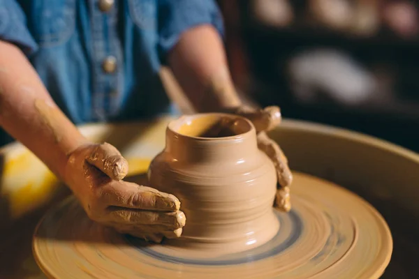 Töpferei. Ein kleines Mädchen stellt eine Vase aus Ton her. Tonmodellierung — Stockfoto