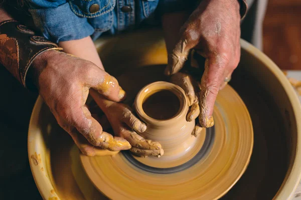 Pottery workshop. Grandpa teaches granddaughter pottery. Clay modeling — Stock Photo, Image