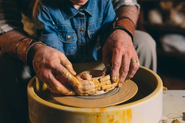Krukverkstad. Morfar lär barnbarn keramik. Lermodellering — Stockfoto