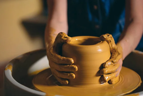 Taller de cerámica. Una niña hace un jarrón de barro. Modelado de arcilla — Foto de Stock