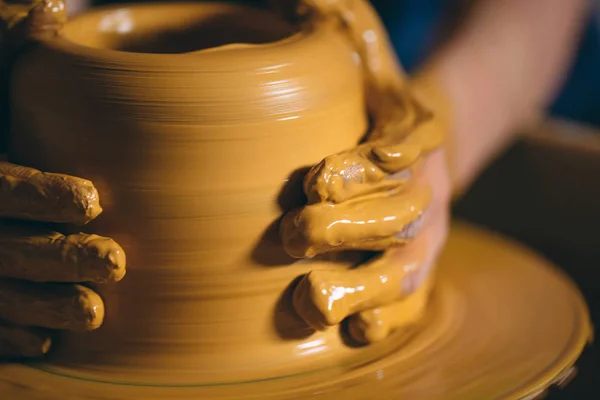 Taller de cerámica. Una niña hace un jarrón de barro. Modelado de arcilla — Foto de Stock