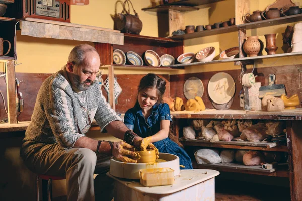 Taller de cerámica. El abuelo enseña cerámica a su nieta. Modelado de arcilla — Foto de Stock