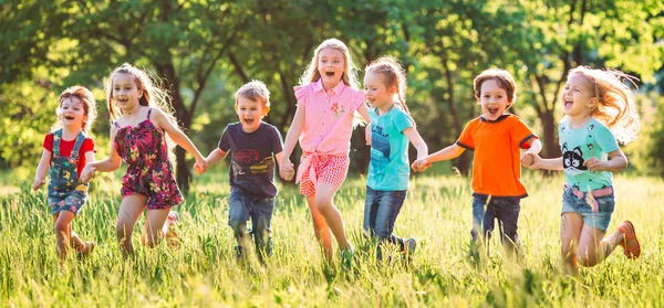 Gran grupo de niños, amigos, niños y niñas corriendo en el parque en el soleado día de verano con ropa casual . —  Fotos de Stock