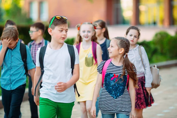 Grupo de niños que van juntos a la escuela. — Foto de Stock