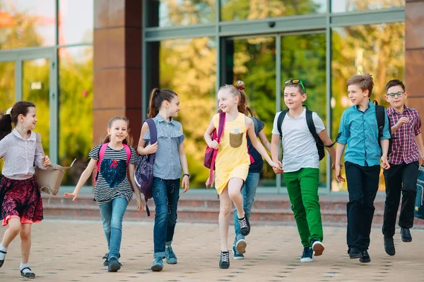 Grupo de niños que van juntos a la escuela. — Foto de Stock