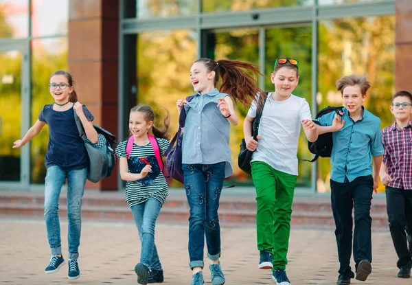 Groupe d'enfants qui vont à l'école ensemble. — Photo