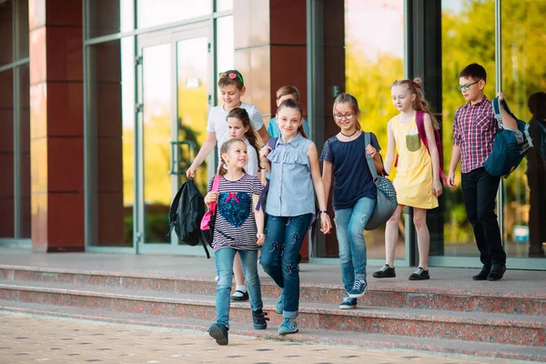 Groupe d'enfants qui vont à l'école ensemble. — Photo