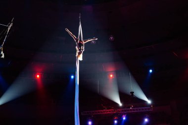 Circus arenada Kızlar hava akrobasi.