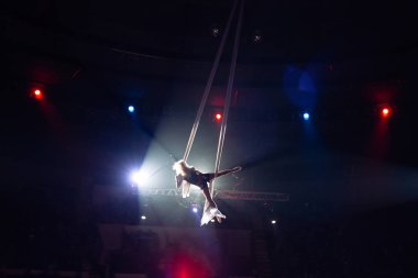 Circus arenada Kızlar hava akrobasi.