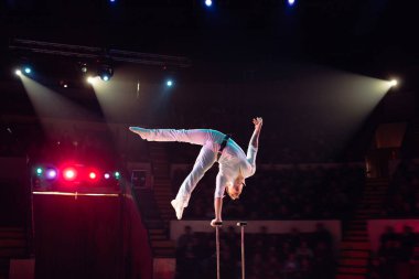 Circus arenada Mans hava akrobasi.