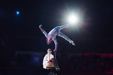 Circus arenada çift hava akrobasi.